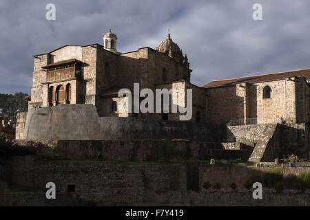 Fassade der Kirche von Santo Domingo, gebaut auf Coricancha Inka Tempel der äußeren Mauer bleibt. Stockfoto