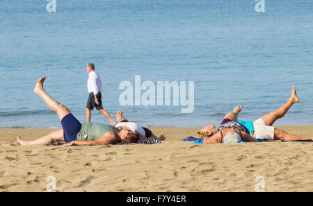 Rentner halten täglich Passungsklasse am Strand von Las Canteras in Las Palmas, Gran Canaria, Kanarische Inseln, Spanien Stockfoto