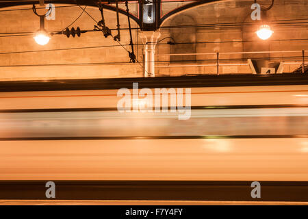 Rasenden Zug Station in der Nacht auf der Durchreise. UK Stockfoto