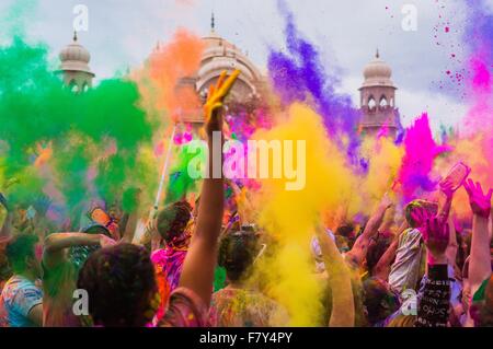 Tausende von Menschen werfen Farbpulver in die Luft während der Holi-Fest der Farben bei den Sri Sri Radha Krishna Tempel 29. März 2014 in Spanish Fork, Utah. Das Festival steht in der indischen Tradition von Holi und zieht mehr als 80.000 Menschen. Stockfoto