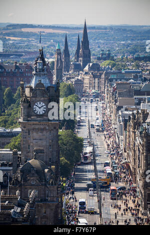 Sommer an der Princes Street vom Calton Hill, Edinburgh, Schottland. Stockfoto