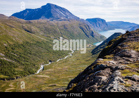 Blick hinunter auf Memurudalen Muru Fluss und See Gjende mit Besshoe Berg und Besseggen-Grat über Jotunheimen - Norwegen Stockfoto
