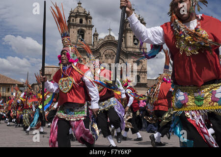 Mitglieder der Verbände, die Teilnahme am Festival der Qoyllur Riti, besuchen den offiziellen Start der Feier in Cuzco Stockfoto