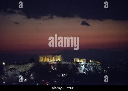 Athen, Griechenland. 3. Dezember 2015. Sonnenuntergang über den Parthenon-Tempel auf der Akropolis in Athen, Griechenland, am 3. Dezember 2015 © Elias Verdi / Alamy Live News Stockfoto