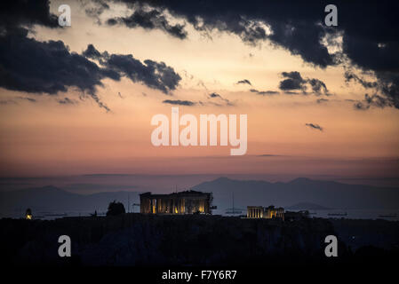 Athen, Griechenland. 3. Dezember 2015. Sonnenuntergang über den Parthenon-Tempel auf der Akropolis in Athen, Griechenland, am 3. Dezember 2015 © Elias Verdi / Alamy Live News Stockfoto