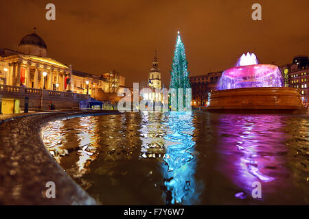 London, UK. 3. Dezember 2015. Menschenmassen trotzten dem drohenden Regen um die Beleuchtung der Weihnachtsbaum Trafalgar Square in London zu sehen. Der Baum ist ein traditionelles Geschenk von den Menschen in Norwegen. Bildnachweis: Paul Brown/Alamy Live-Nachrichten Stockfoto