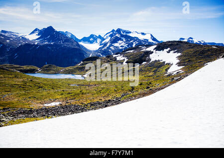 Kleinen Schneefeld oberhalb See Gjende auf Memurubu Gjendebu Trail im August - Nationalpark Jotunheimen Norwegen Stockfoto