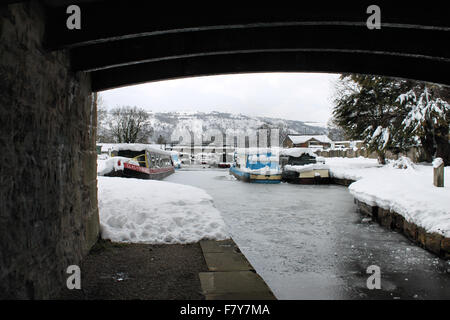 Froncysyllte in der Nähe von Llangollen Kanal und Lastkähne im Winter gefroren Stockfoto