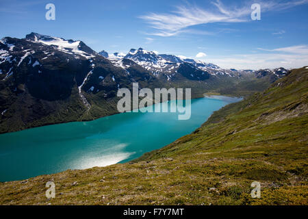 Blick hinunter auf See Gjende aus der Memurubu Gjendebu Trail im Jotunheimen Nationalpark Norwegen Stockfoto
