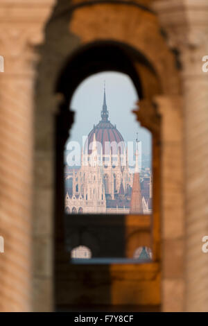 Ungarn, Budapest, mit Blick auf das Parlamentsgebäude von Fishermans Bastion. Stockfoto
