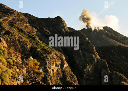 Ascheeruption am Stromboli Vulkan, Äolischen Inseln, Sizilien, Italien Stockfoto