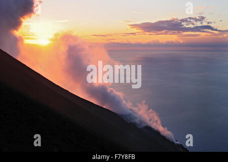 Fumarolen auf der Oberseite Vulkan Stromboli bei Sonnenuntergang, Äolischen Inseln, Sizilien, Italien Stockfoto