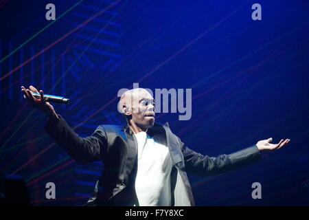 Barclaycard Arena, Birmingham, UK. 2. Dezember 2015. Maxi Jazz tritt mit Faithless. Dies ist ihre 20. Jubiläums-Tour der vier Termine im Vereinigten Königreich fördern ihr neue Album 2.0 und Gigs zu kommen sind in London und Manchester. Bildnachweis: Terry Mason/Alamy Live-Nachrichten Stockfoto