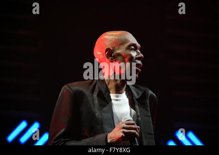 Barclaycard Arena, Birmingham, UK. 2. Dezember 2015. Maxi Jazz tritt mit Faithless. Dies ist ihre 20. Jubiläums-Tour der vier Termine im Vereinigten Königreich fördern ihr neue Album 2.0 und Gigs zu kommen sind in London und Manchester. Bildnachweis: Terry Mason/Alamy Live-Nachrichten Stockfoto