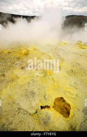 Schwefelhaltigen Fumarolen im Krater von Vulcano, Äolischen Inseln, Sizilien, Italien Stockfoto