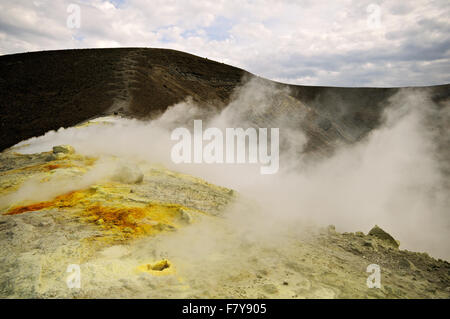 Schwefel und Fumarolen im Krater (Gran Cratere) von Vulcano, Äolischen Inseln, Sizilien, Italien Stockfoto