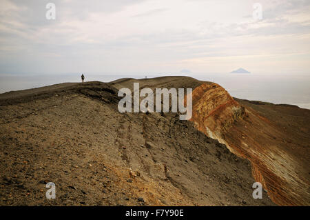 Wanderer zu Fuß auf dem Kamm des aktiven Krater (Gran Cratere) Vulcano, Äolischen Inseln, Sizilien, Italien Stockfoto