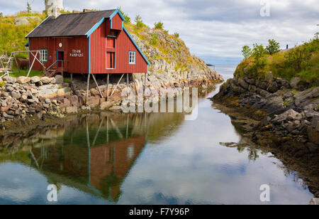 Das Feriendorf "Ein" Museum über einen schmalen Meeresarm des Meeres in den westlichen Lofoten-Inseln des Nord-Norwegen gebaut Stockfoto