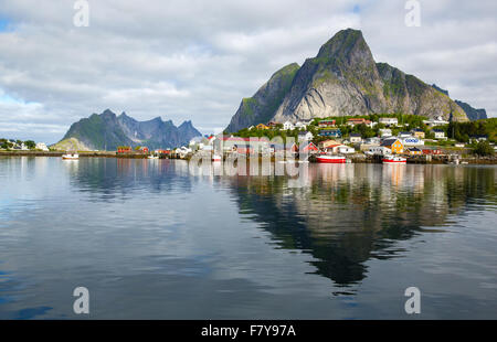 Die Fischerei Dorf Reine und Gipfel des Olstinden auf den westlichen Lofoten in Nord-Norwegen Stockfoto