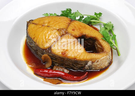 ca do Kho, Königsmakrele geschmort in karamellisierter Soße, vietnamesische Küche Stockfoto