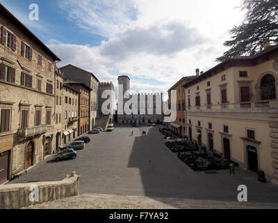 Piazza del Popolo (Platz des Volkes) in der kleinen Stadt Todi - Perugia, Italien Stockfoto