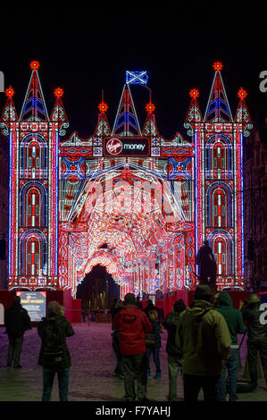 Edinburgh, Schottland. 3. Dezember 2015. Der Royal Mile in Edinburgh hat durch eine spektakuläre Lichtshow für St. Andrews Tag und bis zu Heiligabend beleuchtet worden. Die Anzeige besteht aus 26 Bögen und 60.000 Leuchten.  Bildnachweis: Andrew Steven Graham/Alamy Live-Nachrichten Stockfoto