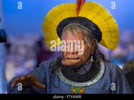 Paris, Frankreich. 3. Dezember 2015. Raoni Metuktire Chef der Kayapo Menschen eine brasilianische indigene Gruppe hält eine Rede bei der Konferenz der Vereinten Nationen auf Klima-Änderung-COP21. Bildnachweis: Jonathan Raa/Pacific Press/Alamy Live-Nachrichten Stockfoto