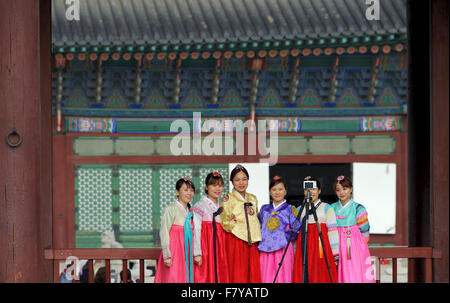 Seoul, Südkorea-November 11, 2015:Teenagers im traditionellen Kostüm nehmen eine Selfie vor dem Gyeongbokgung Palast. Stockfoto