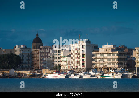 Marsala Sizilien, Blick auf Fischerboote, die im Hafen von Marsala auf Sizilien vergraben sind. Stockfoto