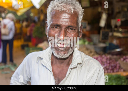 Glücklich, Lächeln ältere zahnlose lokalen männlichen Standbesitzer an Gemüse Stand auf einem Markt in den Vororten von Chennai, Tamil Nadu, Südindien Stockfoto