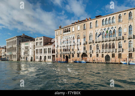 Palazzo Giustinian, 15. Jahrhundert, Palazzo Ca' Bernardo und Palazzo Bernardo Nani auf der linken Seite, Palazzo Ca' Rezzonico hinter Stockfoto