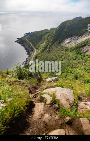 Blick vom Aufstieg zum Reinebringen in norwegischen Lofoten Inseln im Rückblick nach Moskenes und der E10-Autobahn Stockfoto