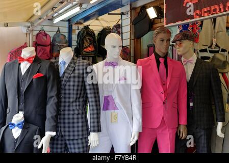 Colouful Mens passt auf dem Display außerhalb Schneider Shop Hounslow West London Stockfoto