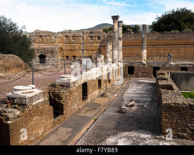 Blick auf die Reste der großen Kolonnaden Hof oder Peschiera des Winterpalastes in Villa Adriana, Hadrians Villa, in der Nähe von thanks - Rom, Italien Stockfoto