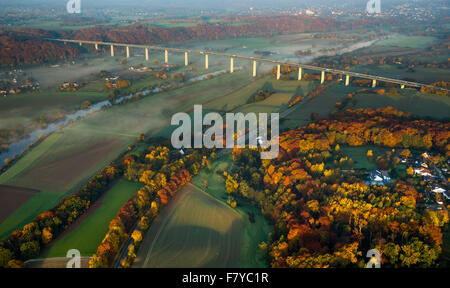 Ruhr-Viadukt über Ruhr, Bundesautobahn A52, Herbst, Mülheim, Mintard, Ruhr district, North Rhine-Westphalia, Deutschland Stockfoto