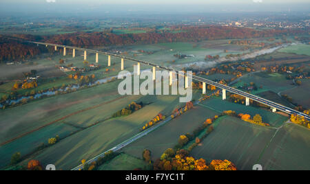 Ruhr-Viadukt über Ruhr, Bundesautobahn A52, Herbst, Mülheim, Mintard, Ruhr district, North Rhine-Westphalia, Deutschland Stockfoto