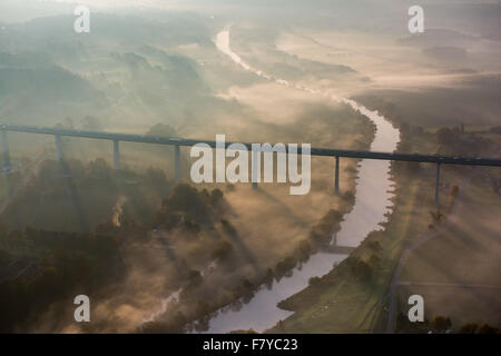 Ruhr-Viadukt über die Ruhr, Bundesautobahn A52, Nebel im Herbst, Mülheim, Mintard, Ruhr district, North Rhine-Westphalia, Deutschland Stockfoto