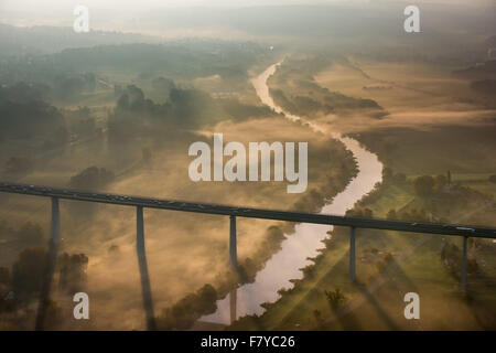 Ruhr-Viadukt über die Ruhr, Bundesautobahn A52, Nebel im Herbst, Mülheim, Mintard, Ruhr district, North Rhine-Westphalia, Deutschland Stockfoto