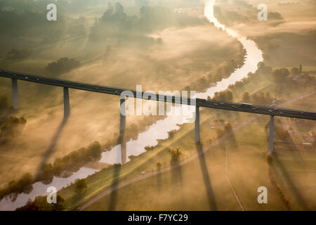 Ruhr-Viadukt über die Ruhr, Bundesautobahn A52, Nebel im Herbst, Mülheim, Mintard, Ruhr district, North Rhine-Westphalia, Deutschland Stockfoto