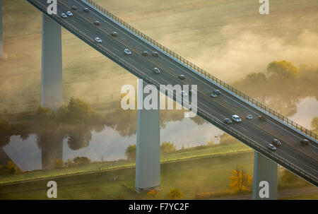 Ruhr-Viadukt über Ruhr, Bundesautobahn A52 mit Verkehr, Nebel im Herbst, Mülheim, Mintard, Ruhrgebiet, Nordrhein-Westfalen Stockfoto