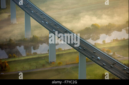 Ruhr-Viadukt über Ruhr mit Verkehr, Bundesautobahn A52, Nebel im Herbst, Mülheim, Mintard, Ruhrgebiet, Nordrhein-Westfalen Stockfoto