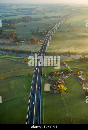 Ruhr-Viadukt über die Ruhr, Bundesautobahn A52, Nebel im Herbst, Mülheim, Mintard, Ruhr district, North Rhine-Westphalia, Deutschland Stockfoto