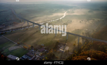 Ruhr-Viadukt über Ruhr, Bundesautobahn A52, Sunrise und Nebel im Herbst, Mülheim, Mintard, Ruhrgebiet, Nordrhein-Westfalen Stockfoto