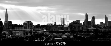 Sonnenstrahlen über Canary Wharf, eines der zwei financial Center of London Stockfoto