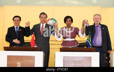 Pretoria, Südafrika. 3. Dezember 2015. Chinesischen Außenminister Wang Yi (2 L), chinesische Handelsminister Gao Hucheng (1. L), südafrikanische Ministerin für internationale Beziehungen und Zusammenarbeit Nkoana Mashabane (2. R) und der südafrikanische Minister für Handel und Industrie Rob Davies besuchen die 6. Ministerkonferenz des Forums auf China-Afrika Zusammenarbeit (FOCAC) in Pretoria, South Africa, 3. Dezember 2015. © Pan Siwei/Xinhua/Alamy Live-Nachrichten Stockfoto