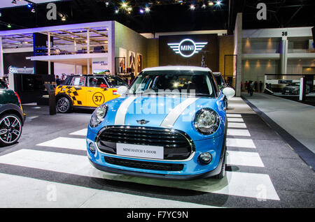 Bangkok, Thailand. 1. Dezember 2015. MINI Cooper Hatch 5-Türer auf dem Display an der 32. Thailand International Motor Expo 2015 am 1. Dezember 2015 in Nonthaburi, Thailand. Bildnachweis: Chatchai Somwat/Alamy Live-Nachrichten Stockfoto