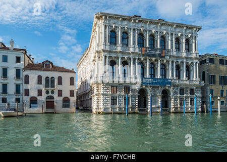 Palazzo Ca ' Pesaro, geschwungene Seitenfassade, Rio Delle Du Torri, Galerie für moderne Kunst und Museum für orientalische Kunst, Canale Grande Stockfoto