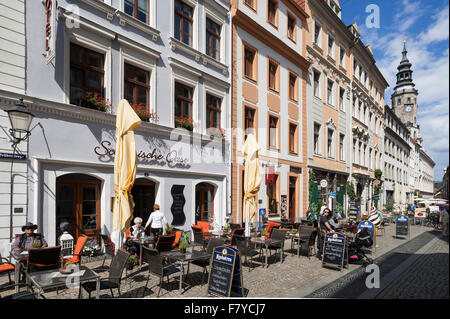 Fußgängerzone mit Cafés und Blick auf den Turm des alten Rathauses, Brüderstrasse, Görlitz, Oberlausitz, Sachsen, Deutschland Stockfoto