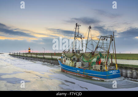 Boote im Hafen, Eis auf dem Wasser, Kleiner Preusse Leuchtturm hinter Wattenmeer, Wremen, Niedersachsen, Deutschland Stockfoto