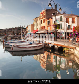 Hafenpromenade spiegelt sich im Wasser, Cassis, Provence, Provence-Alpes-Cote d ' Azur, Südfrankreich, Frankreich Stockfoto